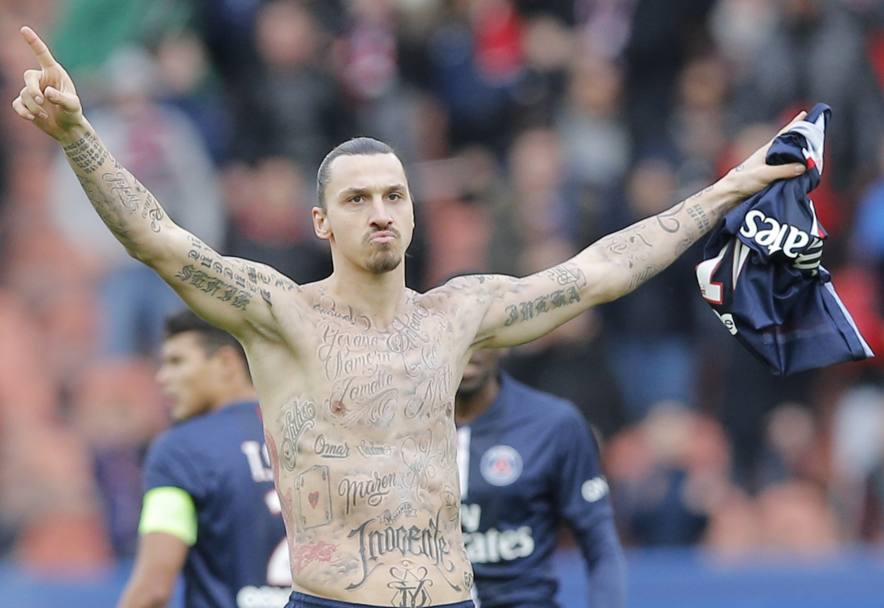 Zlatan Ibrahimovic segna dopo poco pi di un minuto al Caen. E mostra il corpo ricoperto di tatuaggi. Ap